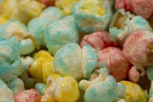 veelkleurig popcorn detailopname. kleurrijk mooi zoet nagerecht. foto