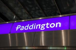 Paddington tekst Aan Purper uithangbord in ondergronds metro station Bij Londen foto