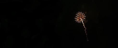 een klein vuurwerk in de nacht lucht. foto