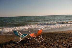 kleurrijk strand stoelen foto