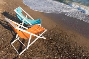 kleurrijk strand stoelen foto