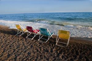 kleurrijk strand stoelen foto