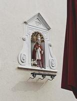 andernach, Duitsland - mei 26 2022 decoratief beeldje beeltenis een Katholiek priester foto