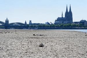 laag water niveau Aan de Rijn in Keulen 2022 foto