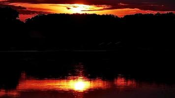 verbazingwekkend zonsondergang reflectie foto