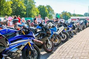 optocht van motorfietsen in stad Aan zomer zonnig dag. tentoonstelling in Open lucht. foto