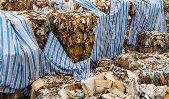 stack van papier verspilling voor recycle in recycling fabriek. papier verspilling voor recyclen. stapel van karton doos. recycling bedrijf. verspilling karton bundel voor recyclen. afval papier beheer. gegolfd doos. foto