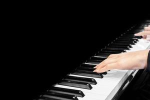 close-up muzikant hand piano spelen foto