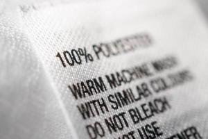 kledinglabel van polyester met wasinstructies foto