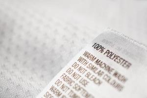 kledinglabel van polyester met wasinstructies foto