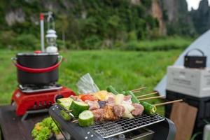 bbq voedsel Aan de buitenshuis camping. foto