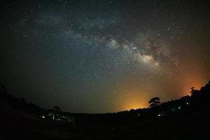 melkweg en silhouet van boom in phu hin rong kla nationaal park, phitsanulok thailand, foto met lange blootstelling met graan