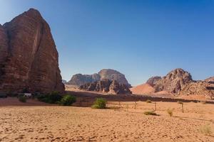 rode bergen van de wadi rum-woestijn in jordanië foto