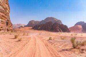 rode bergen van de wadi rum-woestijn in jordanië foto