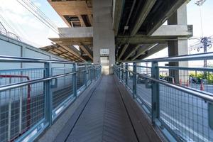 lift onder de lucht trein station. foto