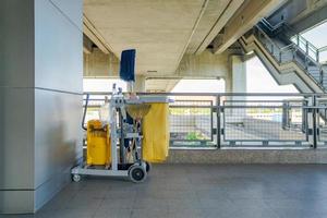 professioneel schoonmaak trolley uitrusting is geparkeerd Bij de buitenshuis veld- en klaar voor elke dag gebruiken. foto