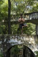 yoga meditatie buitenshuis. gloeiend zeven allemaal chakra. Mens praktijk yoga, Mexico, gualdajara foto