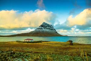 kirkjufell, kerk berg, een 463 m hoog berg Aan de noorden kust van ijsland snaefellsnes schiereiland, in de buurt de stad- van grundarfjordur, IJsland foto