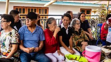 zuiden minahasa, Indonesië januari 2023, de familie krijgen samen Aan vakantie foto