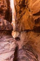 geërodeerde klif van khazali-kloof, wadi rum, jordanië foto