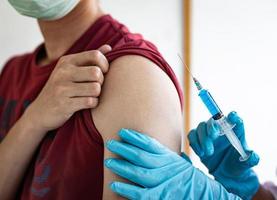 persoon die een vaccin krijgt foto