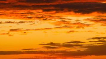 achtergrond beeld met wolken in extreem kleuren van een zonsondergang. de lucht lijkt naar brandwond foto