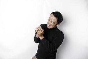 portret van zorgeloos Aziatisch Mens, hebben pret karaoke, het zingen in microfoon terwijl staand over- wit achtergrond foto