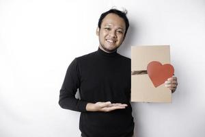 mooi jong Aziatisch Mens vervelend zwart overhemd Holding geschenk doos rood hart, Valentijnsdag dag concept. foto