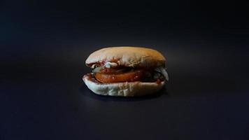 rundvlees hamburger Aan zwart achtergrond. foto