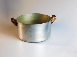 een oud aluminium pan gemaakt in ongeveer 1960 tegen een wit achtergrond. foto