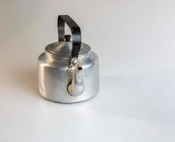 oud soldaat aluminium theepot van de tweede wereld oorlog Aan een wit achtergrond. foto