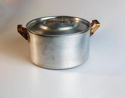 een oud aluminium pan gemaakt in ongeveer 1960 tegen een wit achtergrond. foto