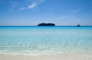 voor de helft maan cay eiland strand transparant wateren en een reis schip foto