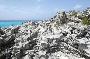 voor de helft maan cay eiland geërodeerd rotsen foto