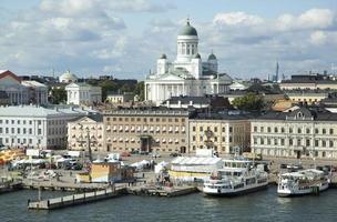 Helsinki waterkant met veerboten en een kathedraal foto