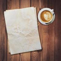 oud papier en koffie Aan hout tafel met ruimte. foto
