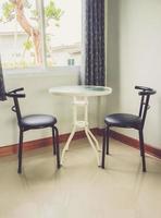 visie van leeg kamer met houten tafel en stoel in toevlucht foto