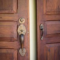 deur handvatten en houten detailopname foto