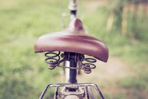 stoel fiets wijnoogst in tuin foto