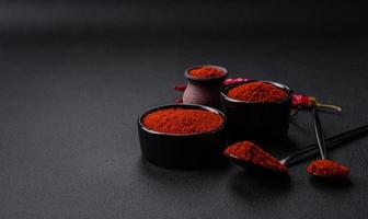 kruid gerookt paprika in de het formulier van poeder in kommen en lepels foto