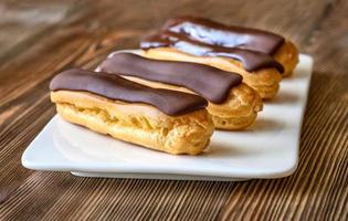 eclairs met chocolade topping foto