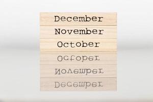 houten kubus met de opschrift oktober, november, december Aan een wit achtergrond foto