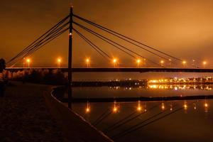 nacht stad met reflectie van huizen in de rivier- foto