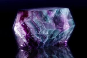 macro mineraal steen fluoriet kristal Aan een zwart achtergrond foto