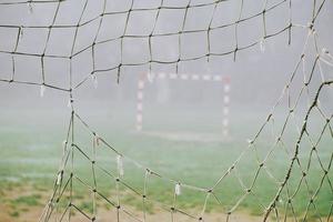 voetbalnet op een veld foto