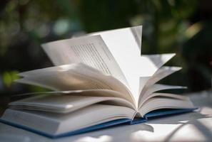 close-up van open boek met natuur bokeh achtergrond foto