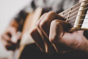 close-up van man gitaarspelen foto