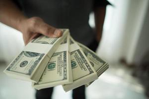 close-up van mannelijke handen met geld