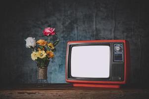 oud retro tv-stilleven met bloemenvazen