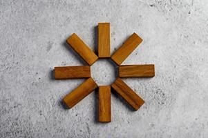 houten blokken die worden gebruikt voor domino-spellen
